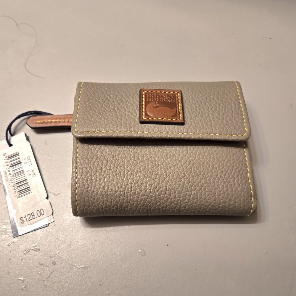 💥FINAL PRICE DROP💥🦆Dooney & Bourke Taupe Trifold Leather Wallet🦆